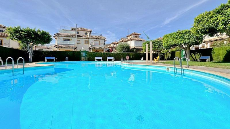 Foto e47cf94d-1959-4c32-bf66-92c7c63f9337. Dúplex encantadora casa adosada de dos dormitorios con piscina comunitaria cerca del mar en Orihuela