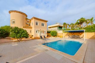 Xalet a La Zenia. Villa exclusiva en venta en la zenia  amplia parcela, piscina pr