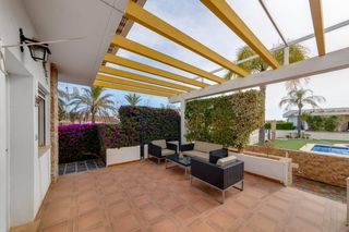 Casa adossada a Campoamor. Charming southfacing corner house with pool views in mil palmera