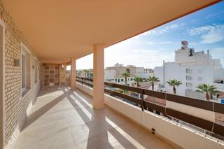Appartement à Playa de los Náufragos. Impresionante apartamento frente a la playa completamente renova