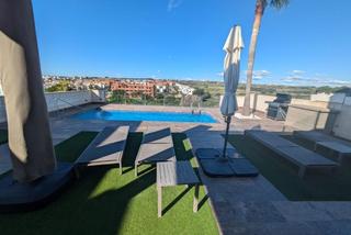 Chalet in Villamartín-Las Filipinas. Impresionante villa de 3 dormitorios con piscina privada climati