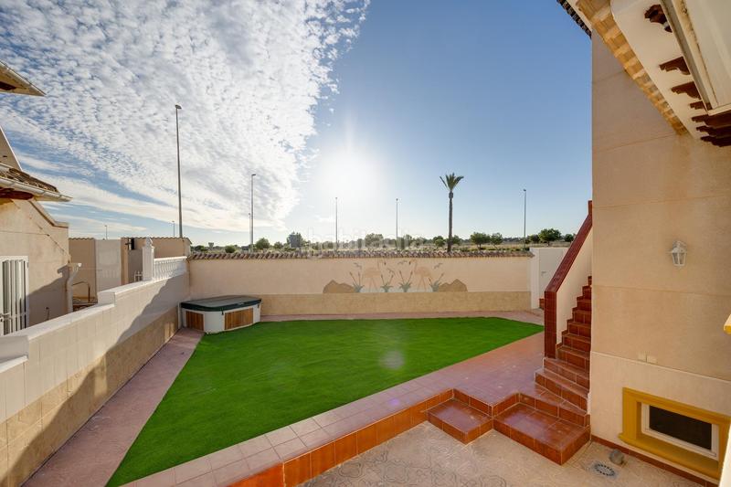 Foto 5babea45-11ba-4f37-ba63-bbd2bbbdd104. Chalet with heating parking in La Zenia Orihuela