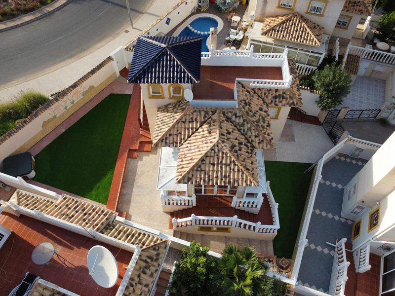 Foto 73880f24-26cd-4e45-9fd7-5ec1cb877573. Chalet with heating parking in La Zenia Orihuela