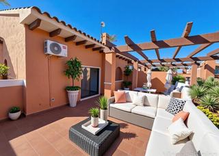 Attique à Nueva Torrevieja. Encantador apartamento en esquina con piscina comunitaria en alt