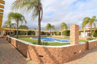 Planta baixa a Campoamor. Encantador bungalow de una sola planta con piscina comunitaria e