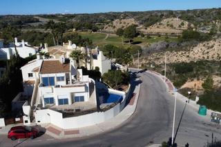 Chalet in Lomas de Campoamor - Las Ramblas. Oportunidad única chalet de lujo con piscina infinita y vistas a