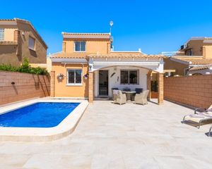 Chalet à La Florida. Villa independiente orientada al sur con piscina privada y solár