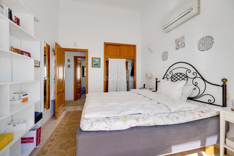 Foto 57f5db3e-2351-4e5e-a953-e57cbe5e7354. Chalet villa independiente con vistas al mar, parcela soleada y gran potencial en Orihuela