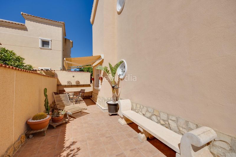 Foto 61a6ed11-631a-4b9f-b6f0-c55107f01131. Chalet villa independiente con vistas al mar, parcela soleada y gran potencial en Orihuela