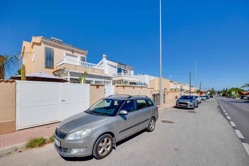 Foto 8c79d985-50cd-478b-b61d-dd206447ad19. Chalet villa independiente con vistas al mar, parcela soleada y gran potencial en Orihuela
