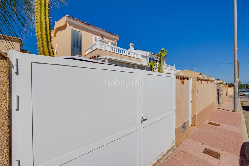 Foto 92dc41be-bfc2-4957-9d12-b4ef17965e82. Chalet villa independiente con vistas al mar, parcela soleada y gran potencial en Orihuela