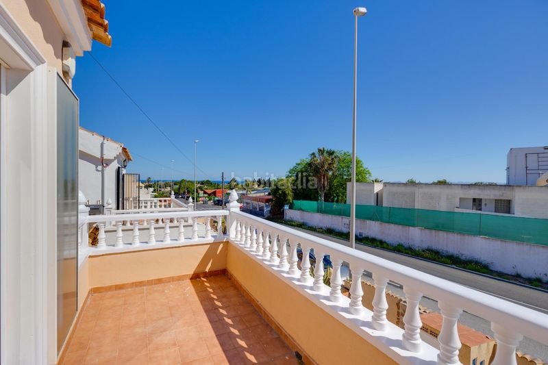 Foto b8eeaa9c-7df4-4cdb-822f-68bc6933f4c0. Chalet villa independiente con vistas al mar, parcela soleada y gran potencial en Orihuela