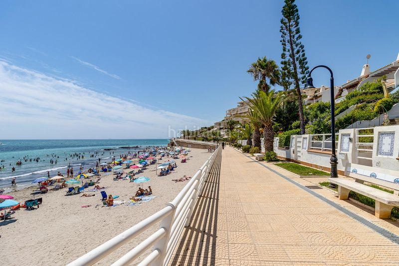 Foto d496ad02-4022-4344-82b9-7ff9f9a2f2b4. Chalet villa independiente con vistas al mar, parcela soleada y gran potencial en Orihuela