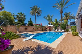 Chalet à Punta Prima. Encantadora villa única en punta prima, orihuela costa
