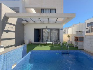 Casa aparellada a Los Almendros. Villa moderna con piscina privada en pau 26, orihuela costa