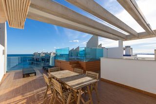 Ático en Punta Prima. Ático de lujo con impresionantes vistas al mar en punta prima