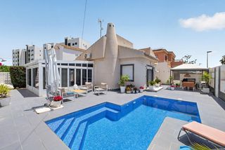 Xalet a Mil Palmeras. Villa con encanto español y piscina privada en mil palmeras