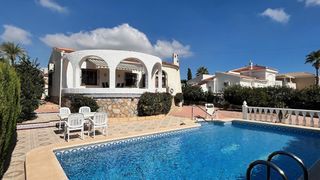 Chalet in Centro de la Ciudad Quesada. Villa independiente orientada al sur con piscina privada en un t
