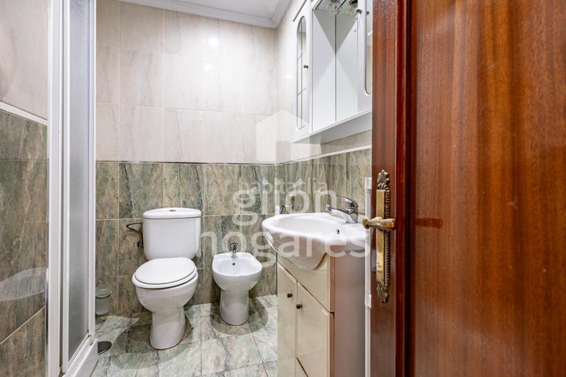 Foto f7344679-0c99-4d04-8231-0b4e1760a198. Piso en Gijón - cl jose marti 3 tres habitaciones con terraza en La Calzada en Gijón