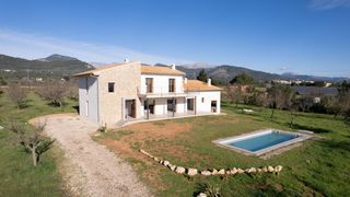 Country house in Dels mitjans s/n. Finca rustica legal unifamiliar, con gran piscina, en binisalem