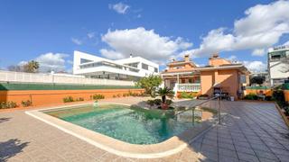 Chalet  Carrer nadal batle. Chalet con piscina a 3 minutos de la playa