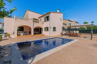 Xalet  Carrer vella de capdellà. Chalet unifamiliar pareado duplex con piscina, en calviá pueblo.