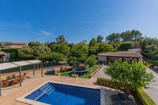 Xalet  Carrer vella de capdellà. Chalet unifamiliar pareado duplex con piscina, en calviá pueblo.