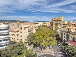 Flat in Gabriel alomar 35. Amplio y luminoso piso en zona foners con parking