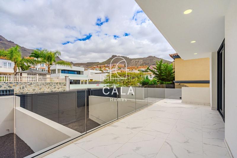 Foto 3453d5b1-c943-409e-9bf1-63a50c97f88b. Casa amb aparcament piscina a Playa Fañabé Alto Adeje