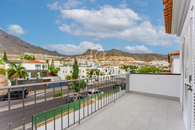 Foto 4d478698-3100-4073-bcc3-dd0206230fb0. Casa adossada amb aparcament a Playa Fañabé Alto Adeje