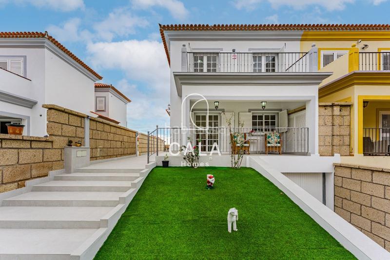 Foto a40ba69f-d4fb-40a1-a00f-7a84aa2a9f21. Casa adossada amb aparcament a Playa Fañabé Alto Adeje