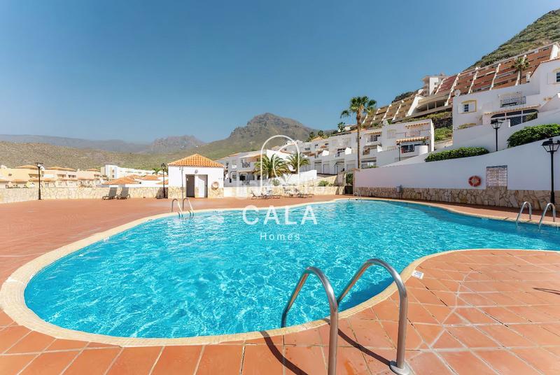 Foto e12ad74e-f823-434d-801c-4a5798fc7bc8. Piso apartamento reformado con vistas al mar y jardín en costa en Adeje