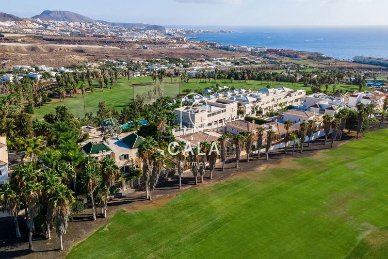 Foto 04254471-2845-4cb2-bef1-f4cc5cd2b8fd. Xalet amb aparcament piscina a La Caleta Adeje