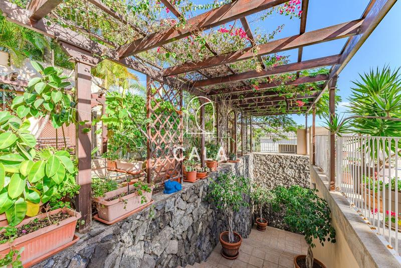 Foto 81d9fb8b-21d6-4953-b395-5fa905d1ae4c. Xalet amb aparcament piscina a La Caleta Adeje