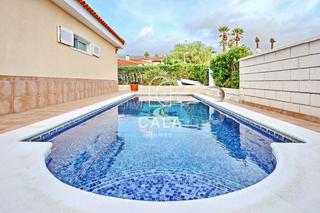 Casa  Taoro. Hermosa villa con piscina privada en callao salvaje