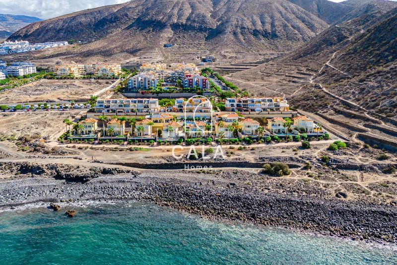 Foto 2137bbe9-597f-44ba-8468-f7462671c107. Xalet amb aparcament piscina a Los Cristianos Arona