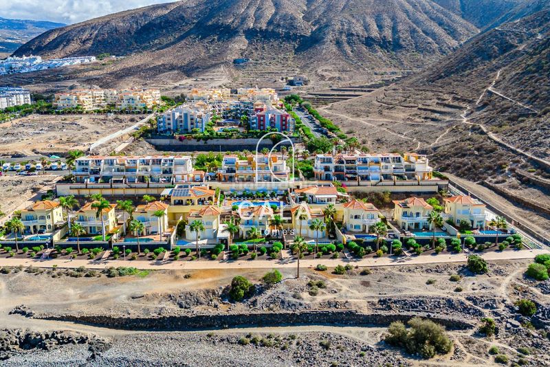 Foto 88ff28cd-715b-4b3e-af5e-e1995d53ffa7. Xalet amb aparcament piscina a Los Cristianos Arona