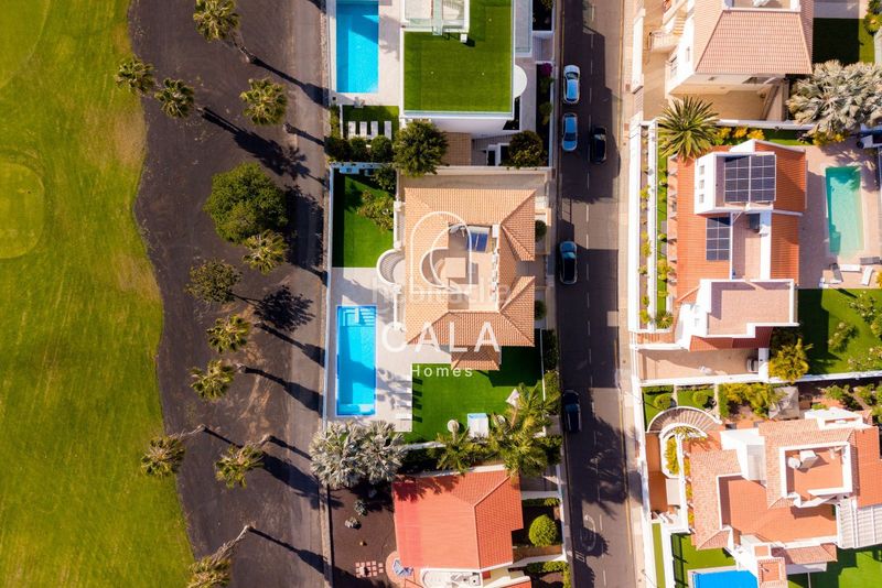 Foto bc1a48a6-df5d-40c8-a6f4-52b7af8fdf87. Casa amb calefacció aparcament piscina a La Caleta Adeje