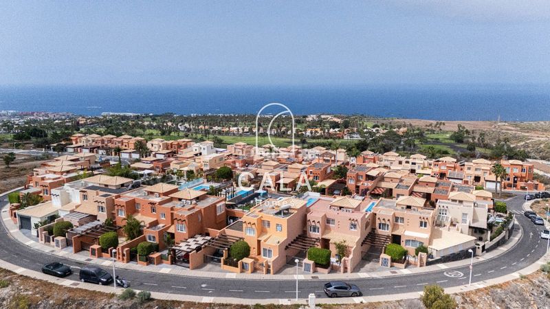 Foto bdaa0aaf-f359-497f-9738-228acdc1b9b9. Xalet amb calefacció aparcament piscina a La Caleta Adeje