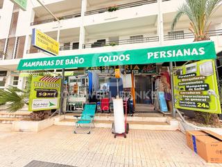 Locale commerciale in Calle ruperto chapi 4. Se vende local con negocio activo de ferretería.
