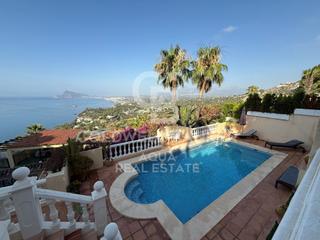 Maison  N/a. Exclusiva villa de estilo mediterráneo con vistas panorámicas al