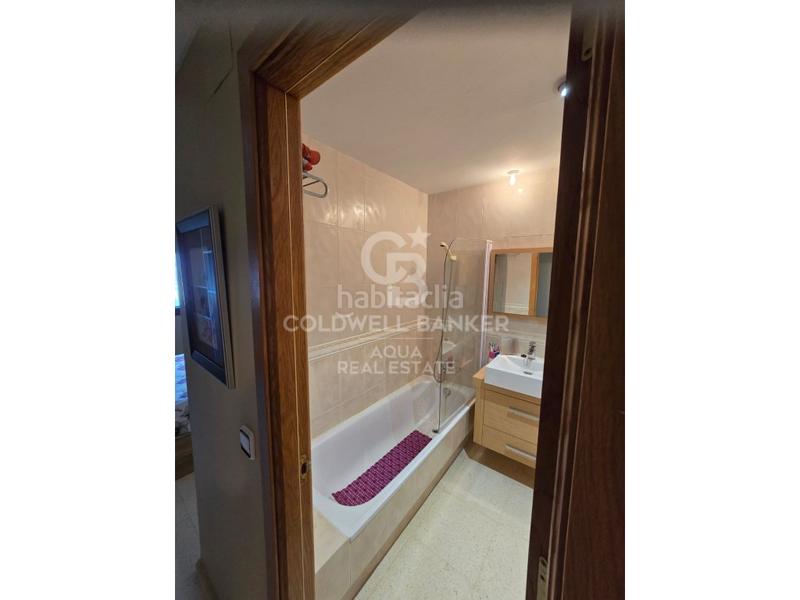 Foto e92ff9b6-581d-4b9c-8dd4-1793100a0836. Miete etagenwohnung mit parking in Playa Poniente Benidorm