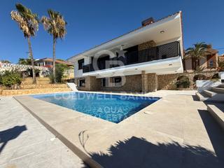 Casa  N/a. Villa de lujo completamente renovada con vistas panorámicas al m