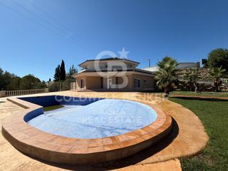 House  N/a. Villa en parcela de 10.500 m con vistas al mar y montaña en la n