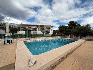 Chalet  N/a. Chalet independiente con piscina y amplia parcela en la nucía