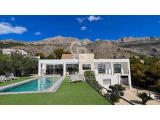 Chalet  N/a. Villa con piscina independiente en altea la vella