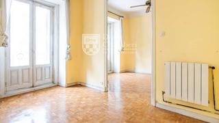 Pis  Fuencarral. Vivienda exterior con dos balcones a reformar en c de fuencarral