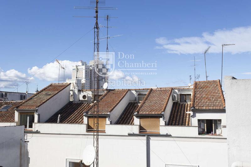 Foto 2dc961b6-02d5-4f17-b89c-cdb24e858d86. Alquiler apartamento ático luminoso con terraza privada en malasaña en Madrid