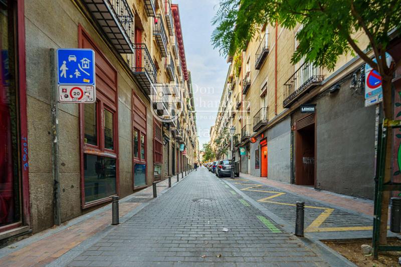 Foto 3f028448-d801-40bd-9858-0fbc05aef6d3. Alquiler apartamento ático luminoso con terraza privada en malasaña en Madrid