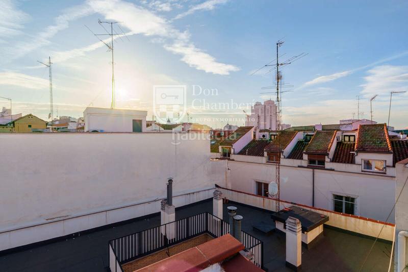 Foto 74c9e35a-94f2-4323-bc17-734a9e2c2d13. Alquiler apartamento ático luminoso con terraza privada en malasaña en Madrid